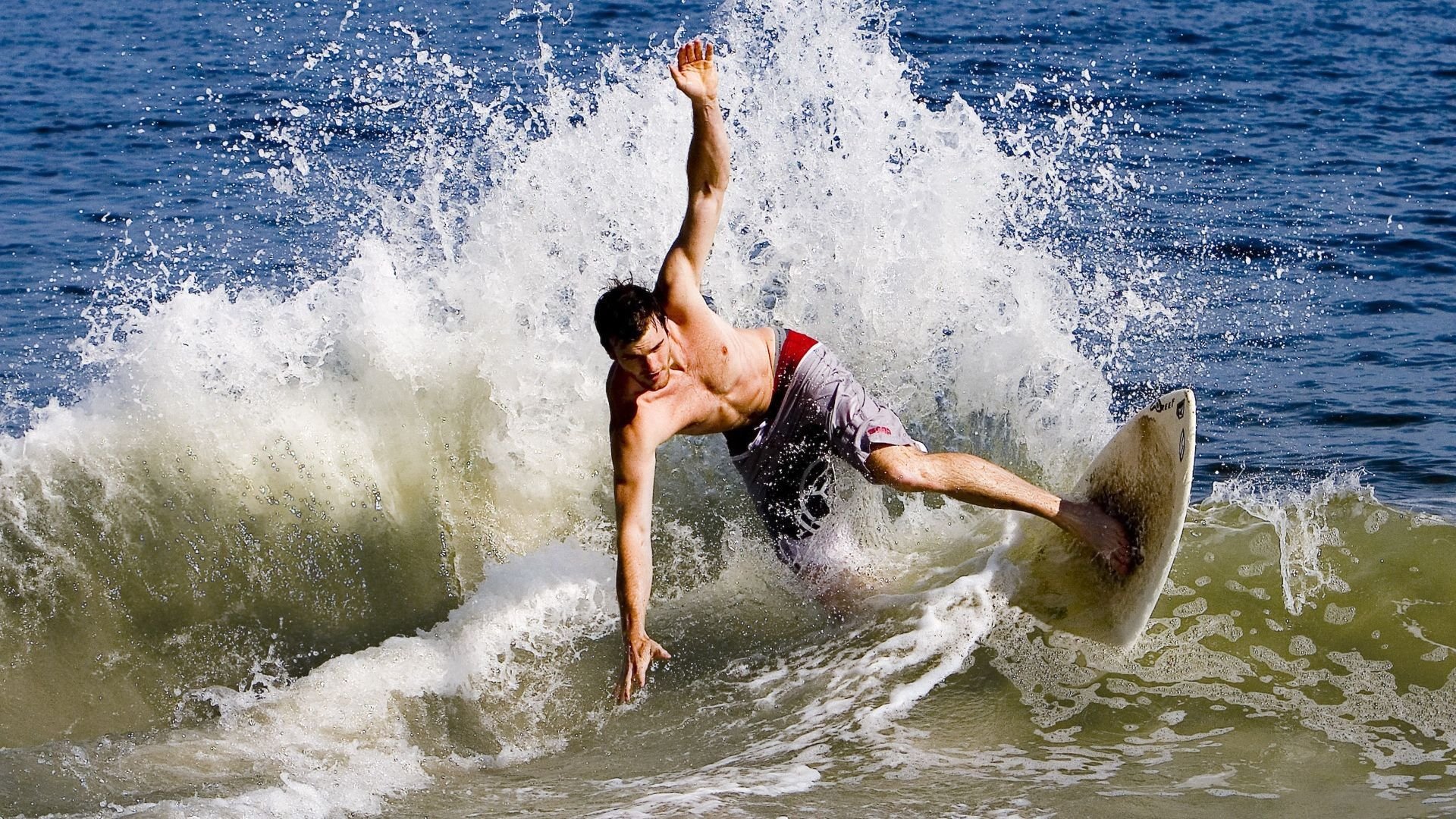 环球冲浪邀请赛，海浪中的极限挑战，冲浪娱乐节目